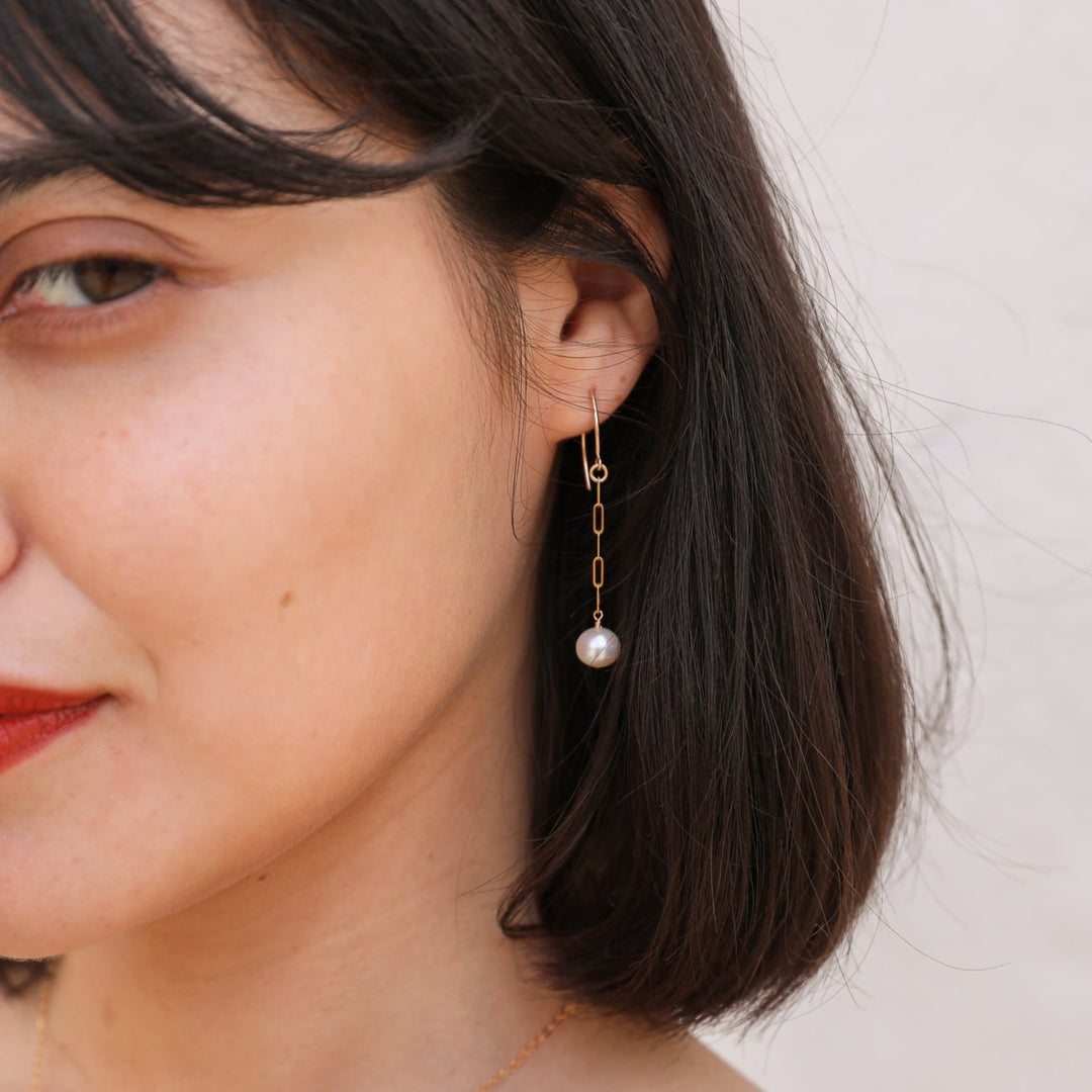 round pearl elongated chain drop earrings