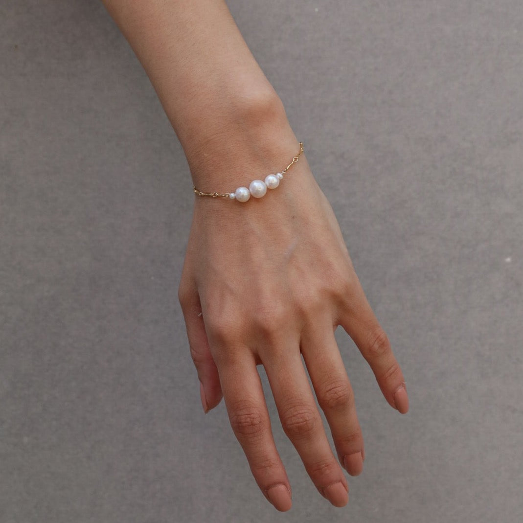 graduated five-pearl and gold bar bracelet