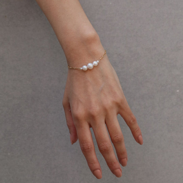 graduated five-pearl and gold bar bracelet