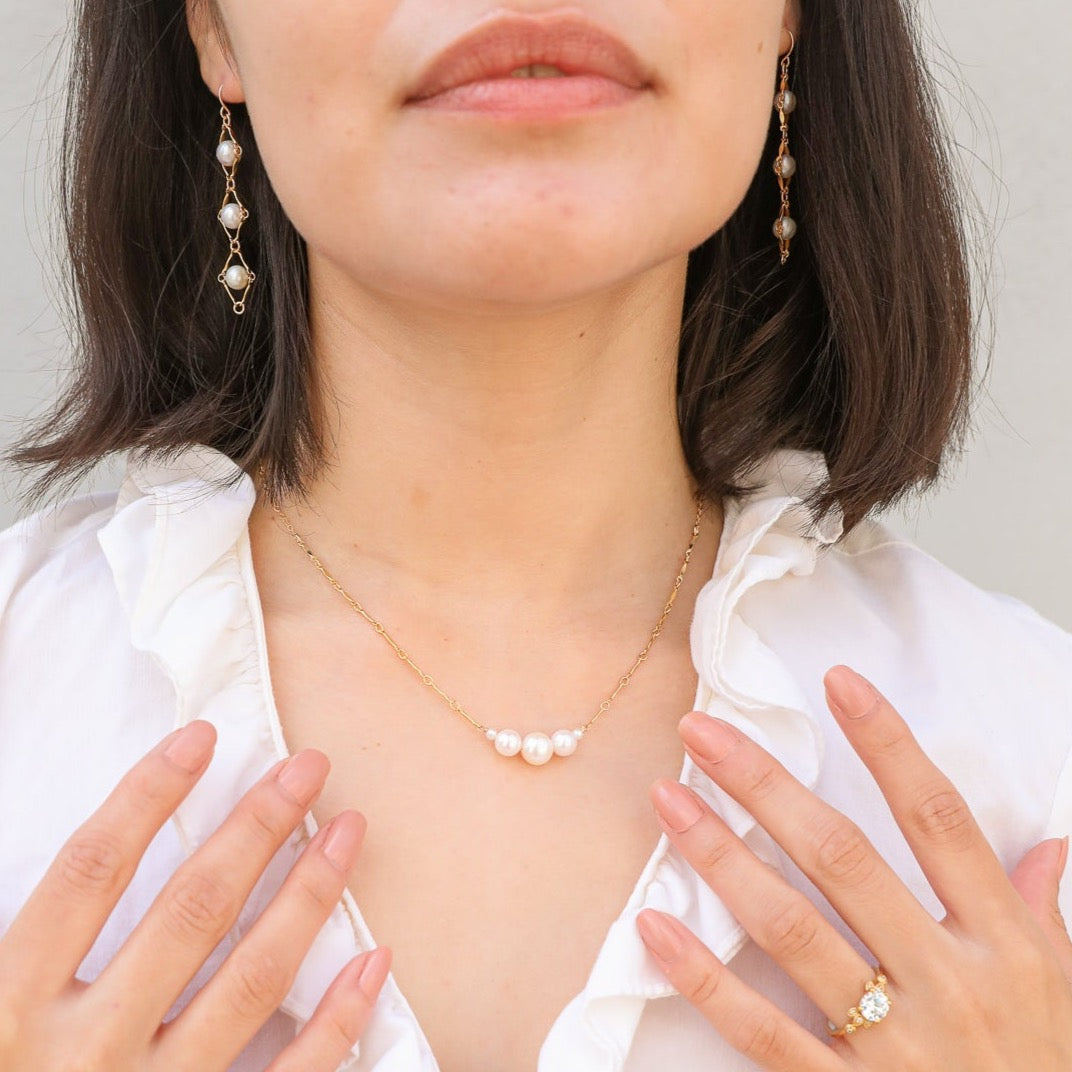 graduated five-pearl and gold bar necklace