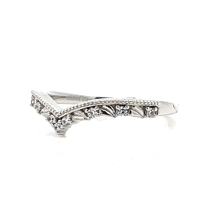 milgrain & nature-inspired v-shaped diamond band