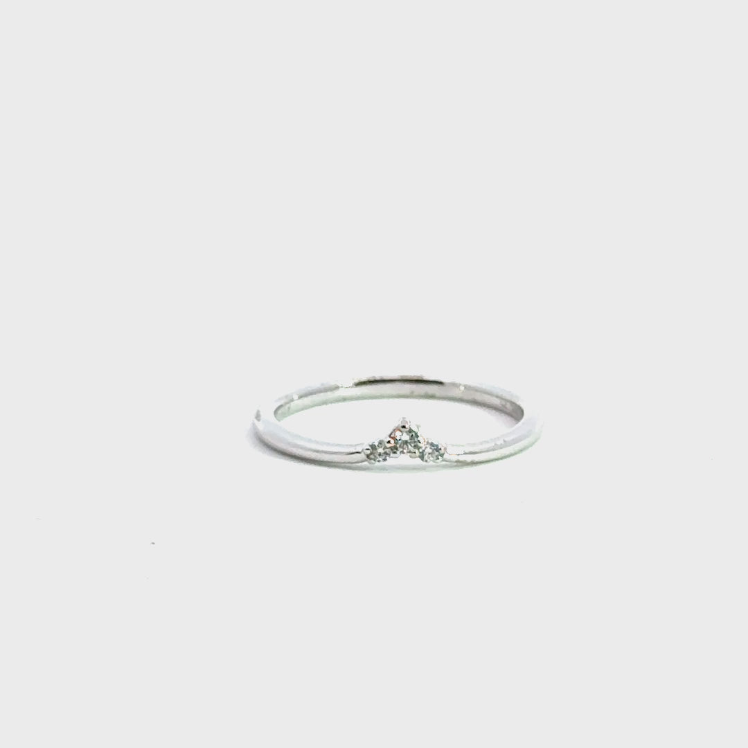 three-stone pointed diamond band